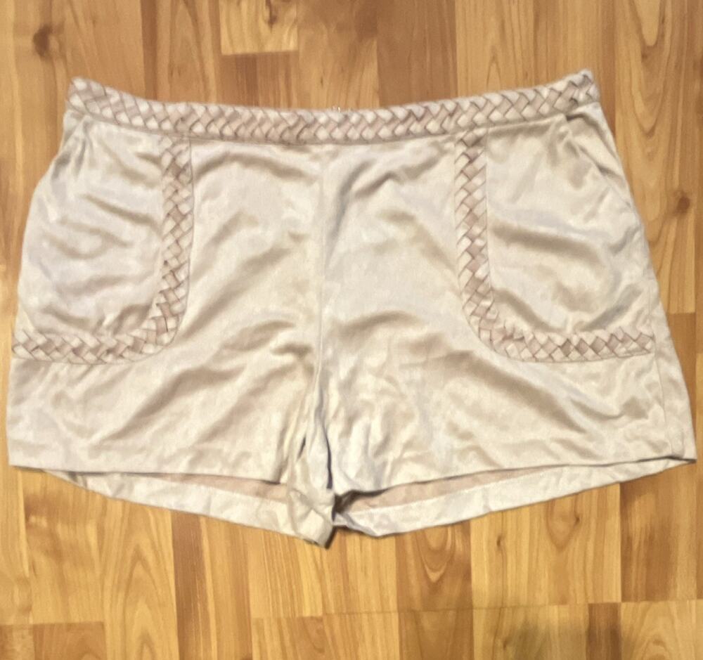 Gianni Bini Women's Beige faux Suede Shorts Size L Mid Rise Braided Trim Pockets
